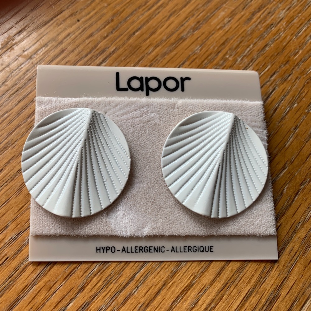 LAPOR SHELL EARRINGS